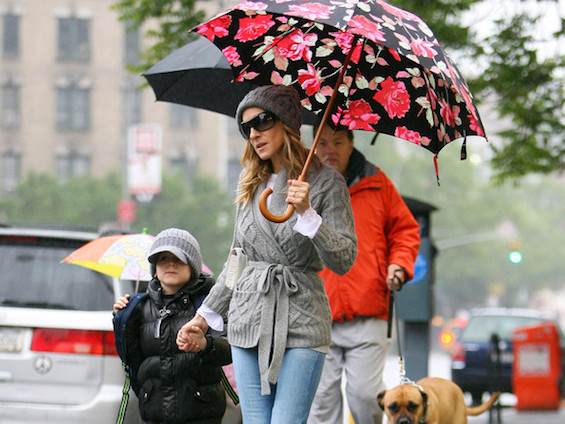 Sarah+Jessica+Parker+braves+rain+floral+umbrella