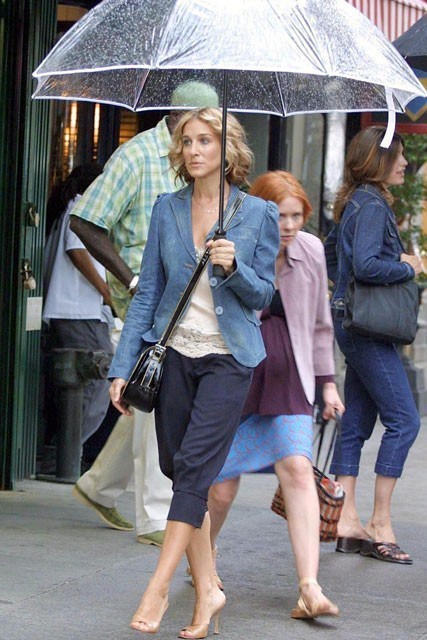 carrie-bradshaw-sex-and-the-city-sarah-jessica-parker-best-looks-stylechi-denim-blazer-cropped-hareem-style-trousers-nude-peep-toes-see-through-umbrella