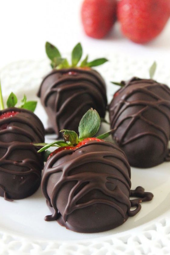 Chocolate Covered Strawberries with Chocolate Drizzle - Ideal for Valentine's day treats