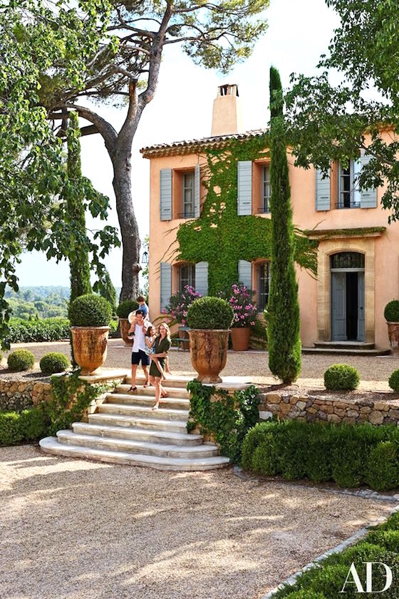 10 great examples of how to incorporate potted boxwoods in your landscaping | Potted Boxwood are common in the South of France | Visit the post for more inspiration.