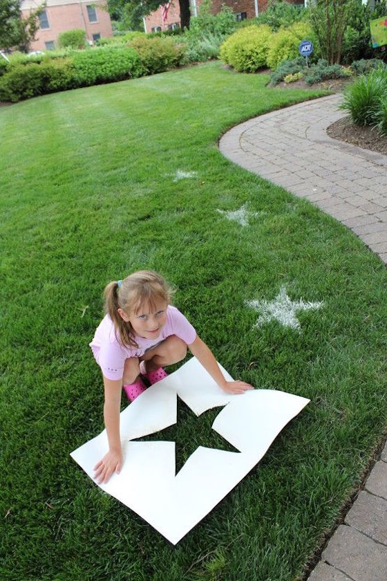 Spraiy paint stars on your lawn for the 4th of July