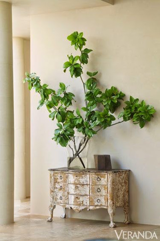 I love decorating with branches. This gorgeous arrangement found of branches found on Veranda adds life to this table. More on the blog.