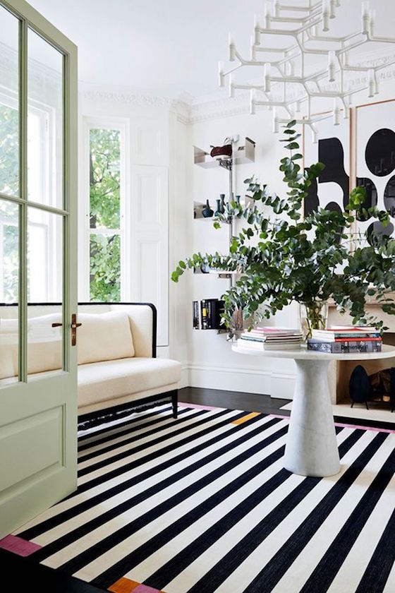 Love this black and white rug found on Savvy Home. 